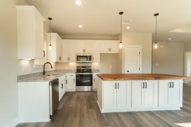 $369,500 | 329 String Prairie Way, Smithville, TX 78957