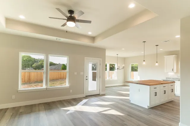 $369,500 | 329 String Prairie Way, Smithville, TX 78957