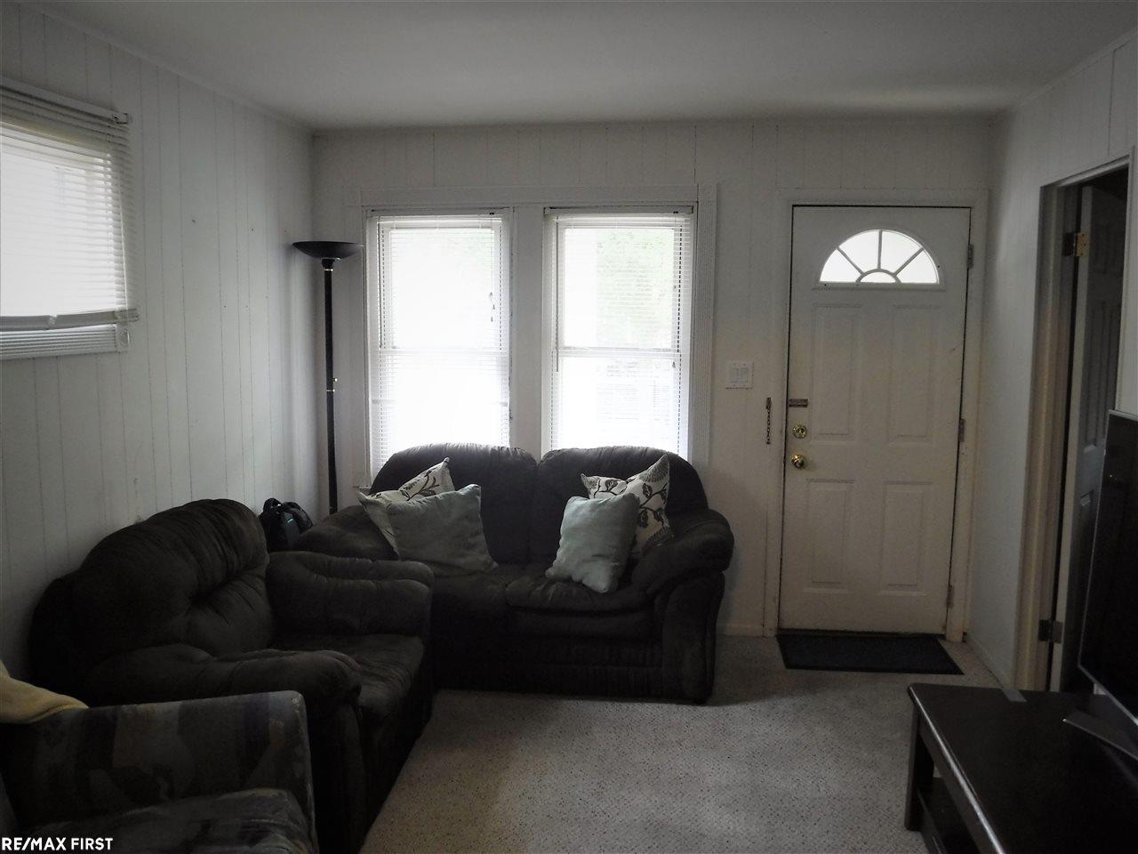 2030 Roslyn Road Grosse Pointe Woods, MI 48236 - Photo 6 of 7