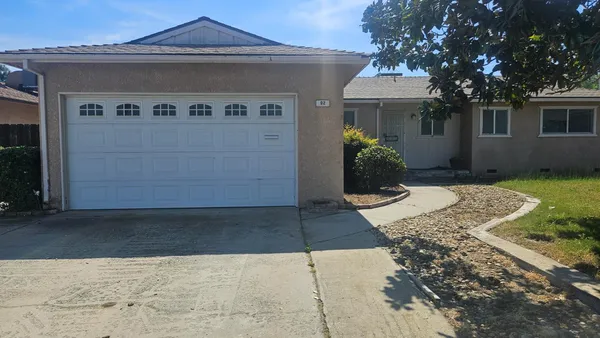 $2,100 | 92 West Gettysburg Avenue, Clovis, CA 93612