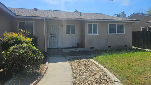 $2,100 | 92 West Gettysburg Avenue, Clovis, CA 93612