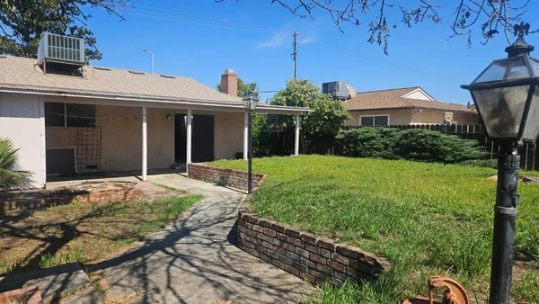 $2,100 | 92 West Gettysburg Avenue, Clovis, CA 93612
