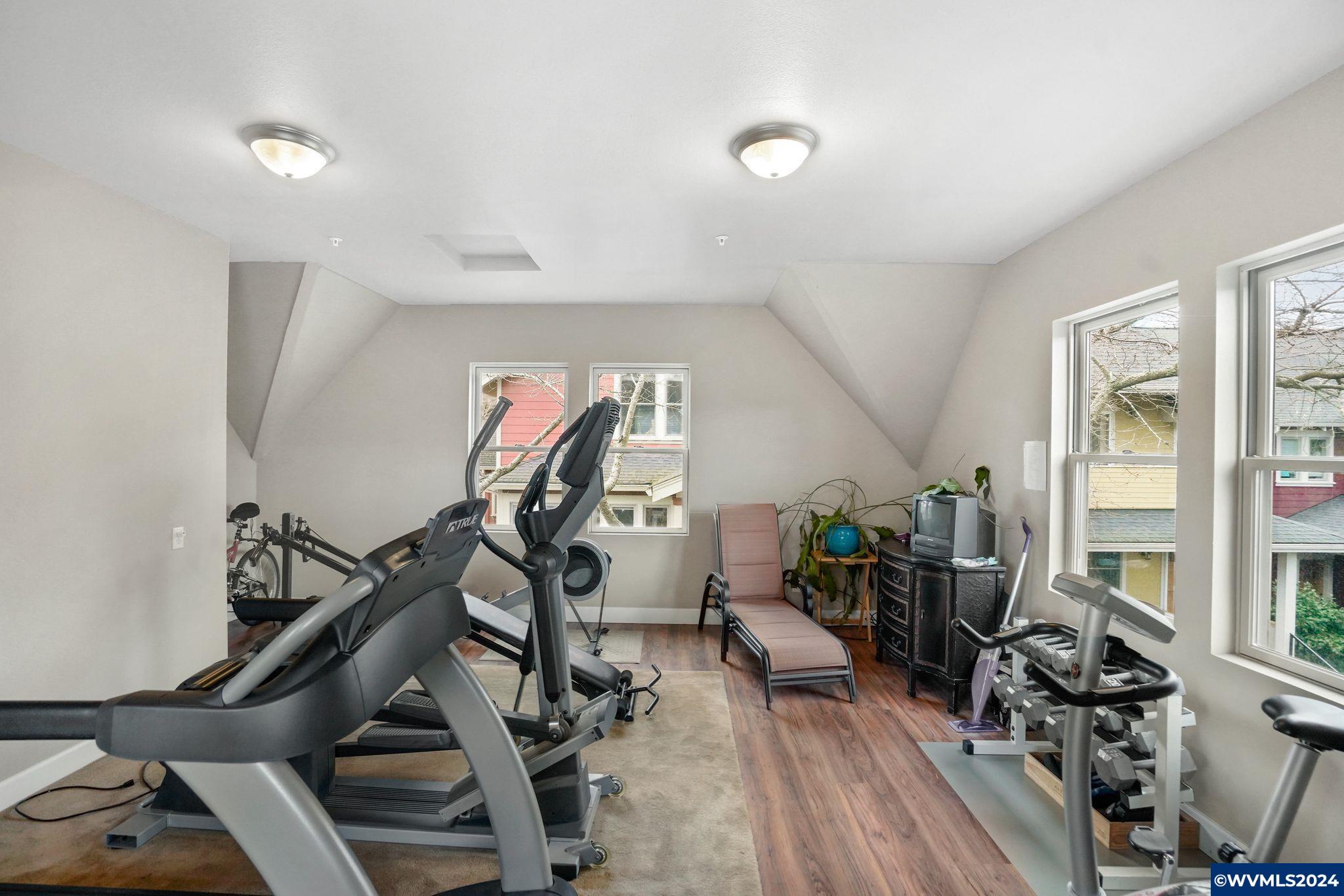 512 Rural Avenue South Salem, OR 97302 - Photo 33 of 36 a view of a room with gym equipment
