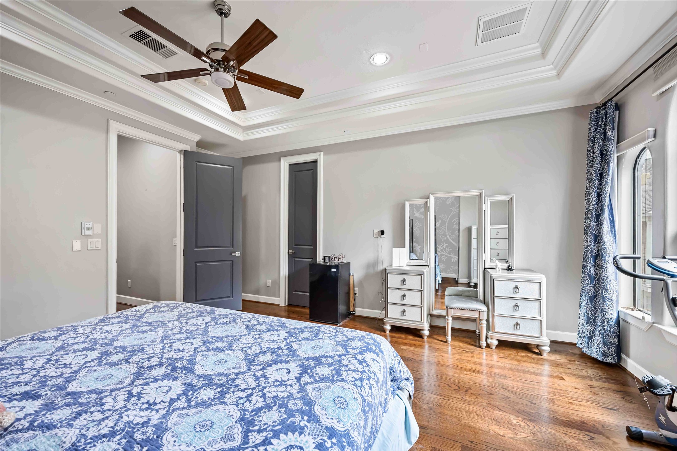 328 Bomar Street Houston, TX 77006 - Photo 16 of 25 Primary bedroom