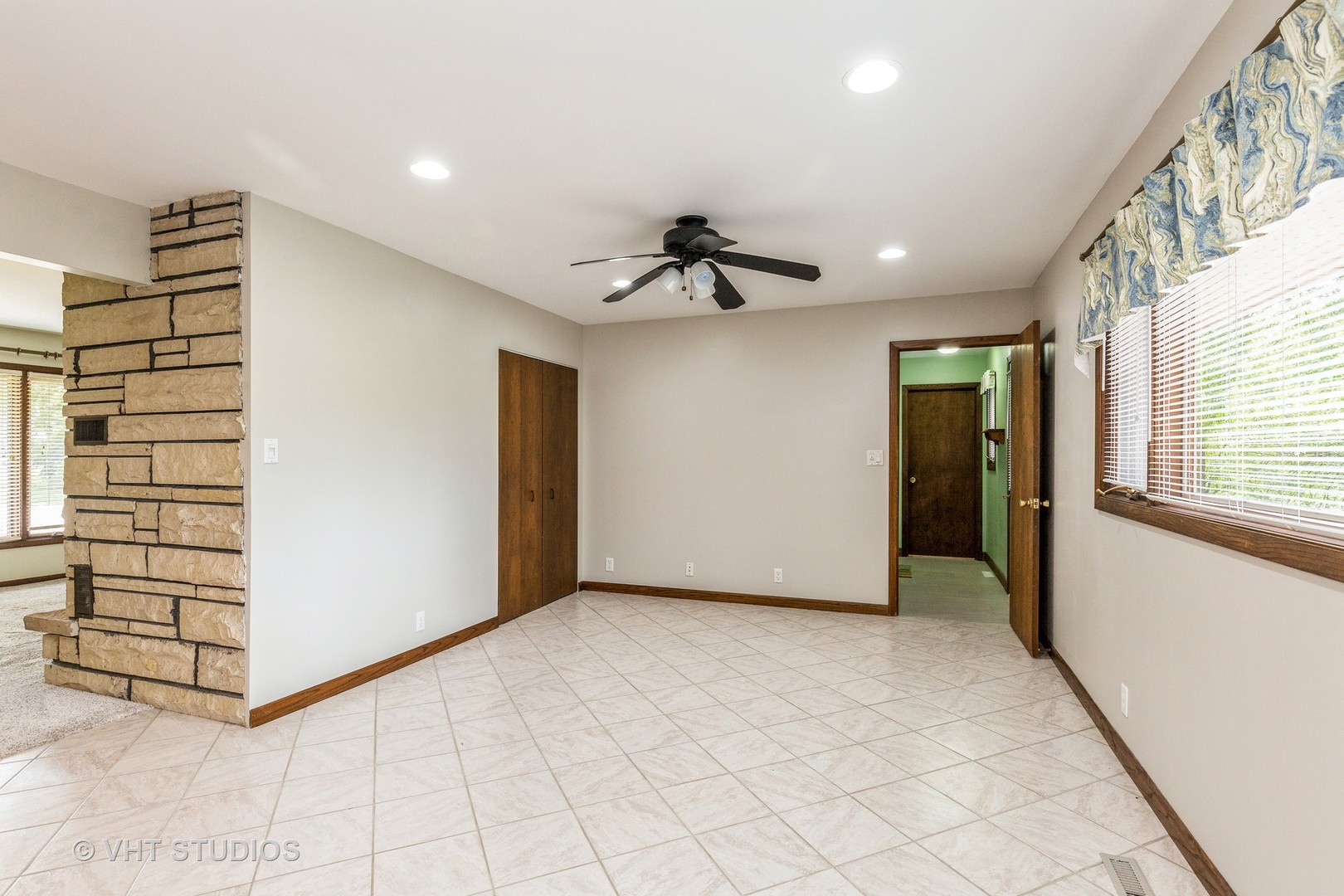 41W723 Lenz Road Elgin, IL 60124 - Photo 6 of 41 a view of an empty room with a window