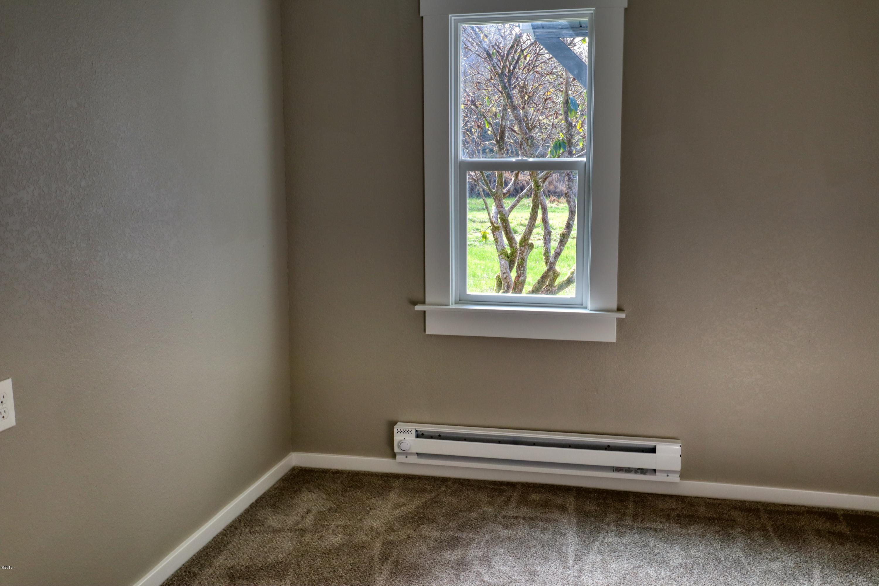 15 Yasek Loop Toledo, OR 97391 - Photo 10 of 23 Bedroom 1