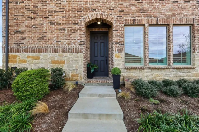 a view of a pathway along the building
