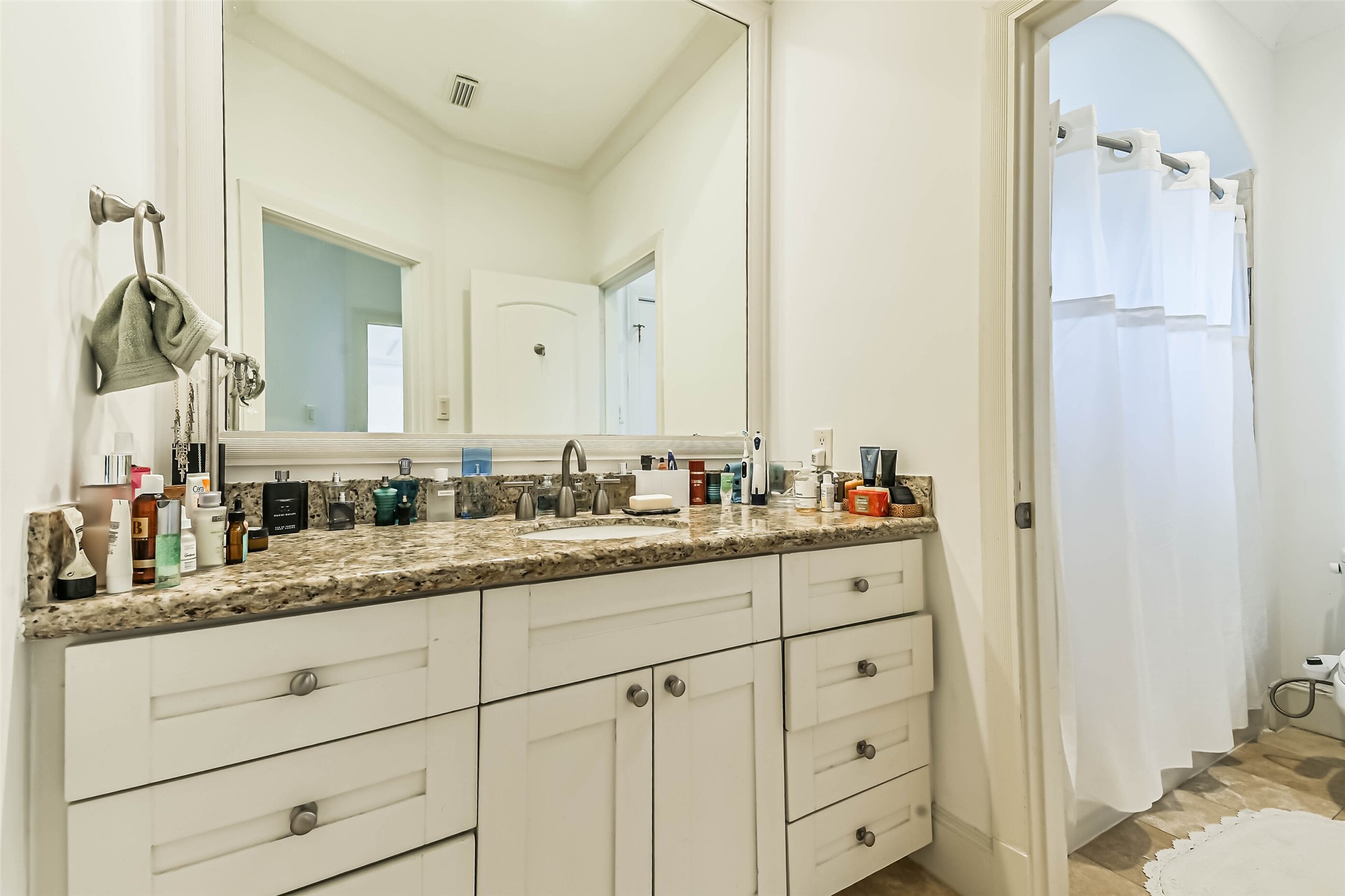 2502 Chimney Rock Road Houston, TX 77056 - Photo 47 of 50 Second bathroom on the second floor