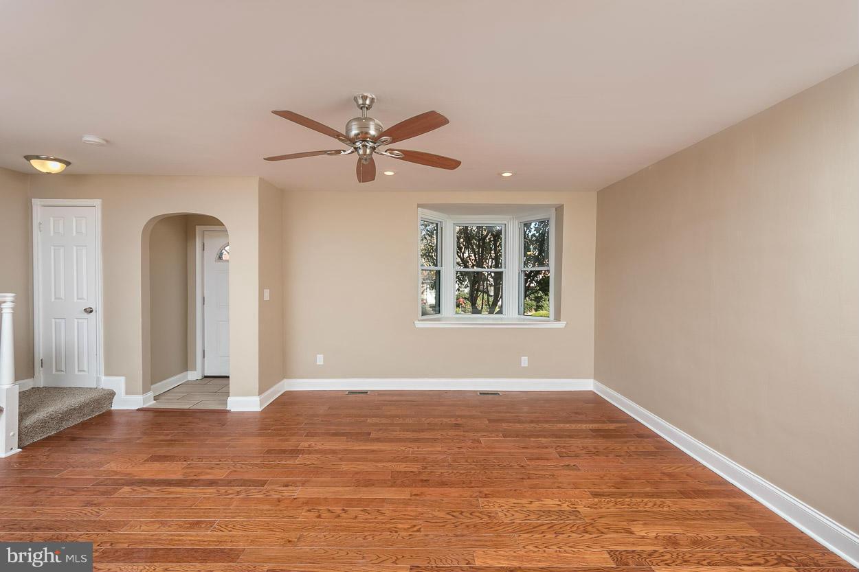 1527 Kingsway Road Baltimore, MD 21218 - Photo 8 of 24 Living Room