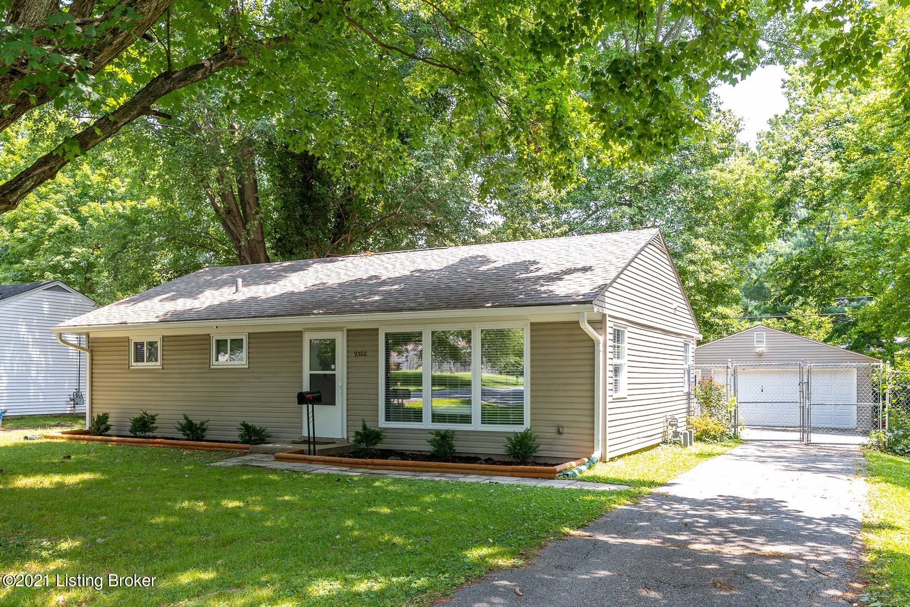 9300 Hunter Road Louisville, KY 40242 - Photo 1 of 26 Front of House with Garage