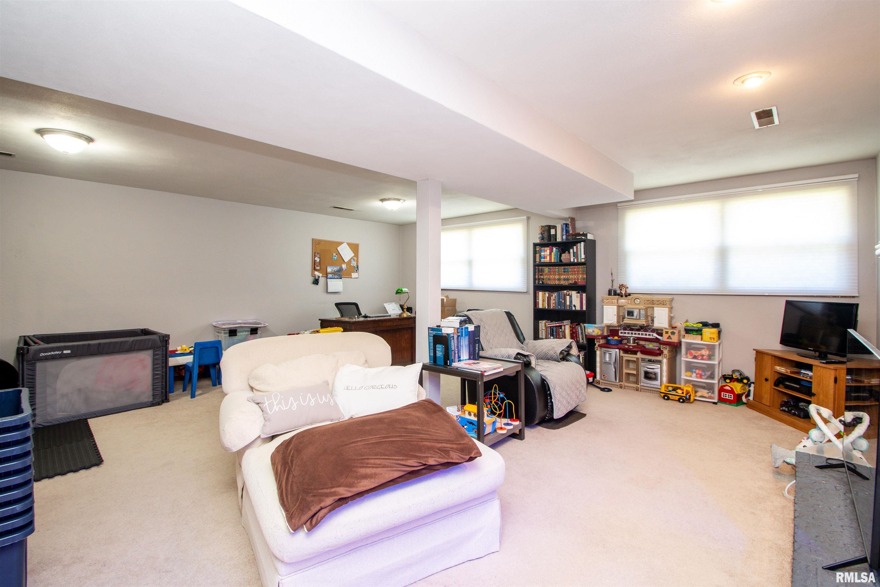 418 West Stonegate Road Peoria, IL 61614 - Photo 36 of 47 Gallery Image 36