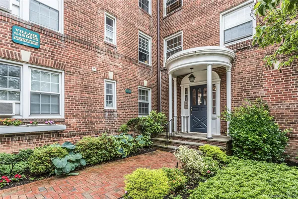 $350,000 | 8 Welwyn Road, Unit 2F, Great Neck, NY 11021