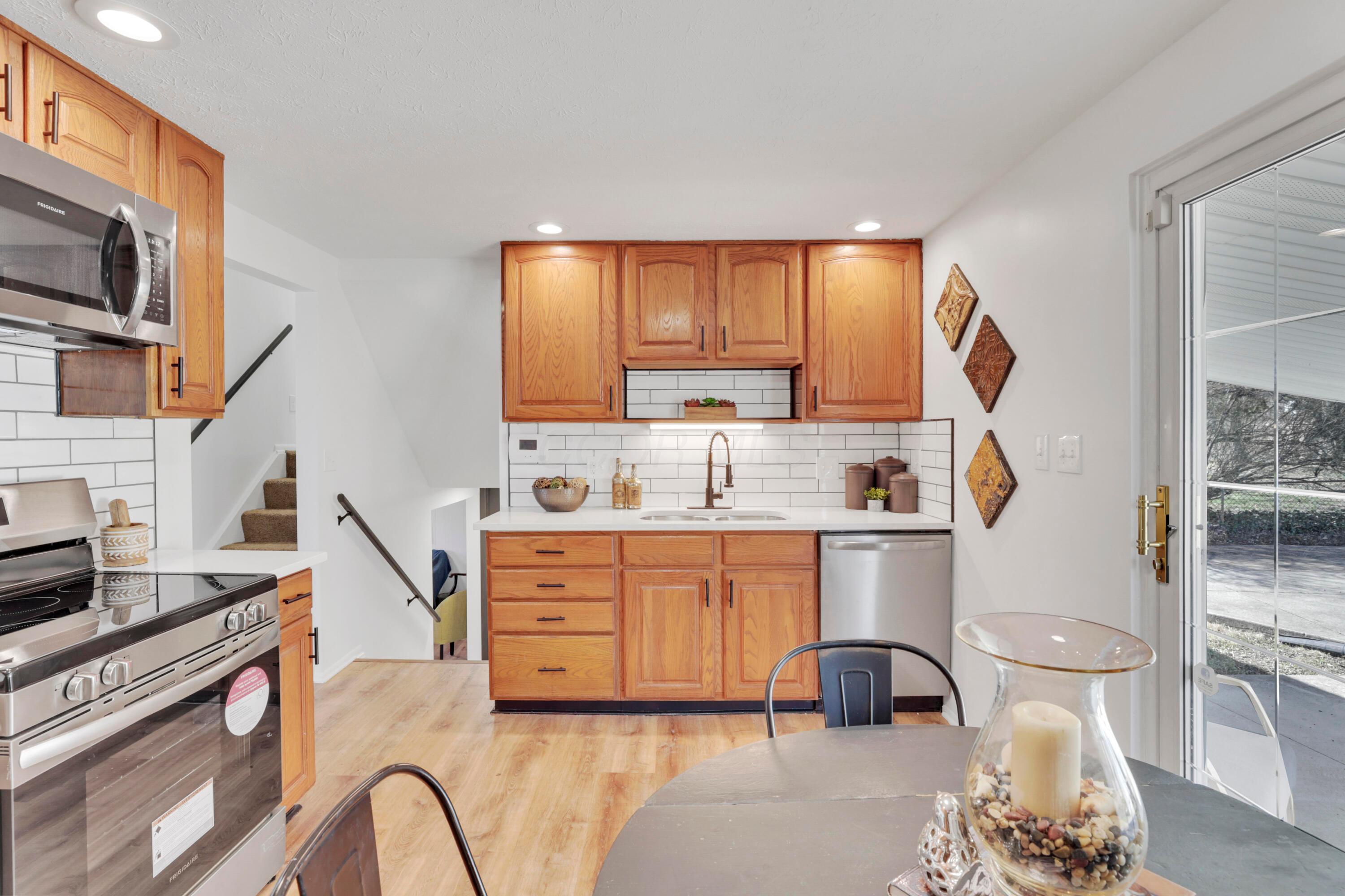 2911 Renfro Road Columbus, OH 43232 - Photo 6 of 31 Kitchen