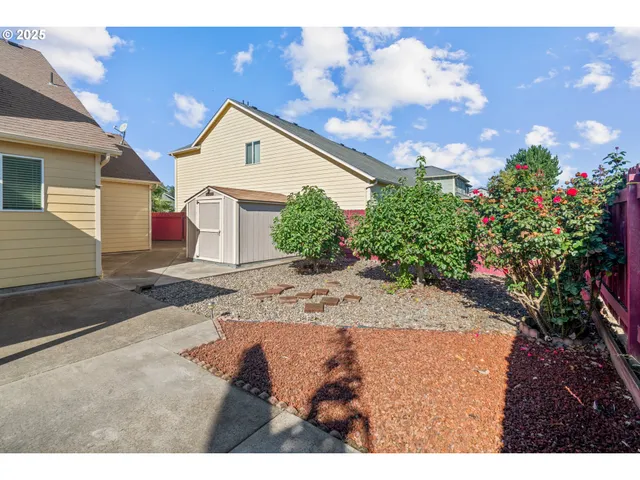 a view of a back yard of the house
