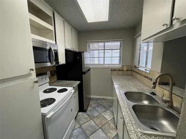 $1,450 | 602 Bellaire Drive, Unit A, Hurst, TX 76053