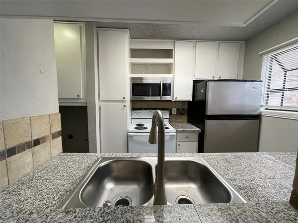 $1,450 | 602 Bellaire Drive, Unit A, Hurst, TX 76053