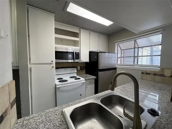 $1,450 | 602 Bellaire Drive, Unit A, Hurst, TX 76053