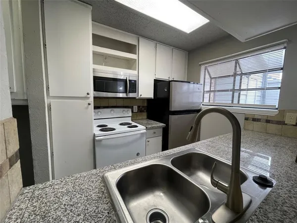 $1,450 | 602 Bellaire Drive, Unit A, Hurst, TX 76053