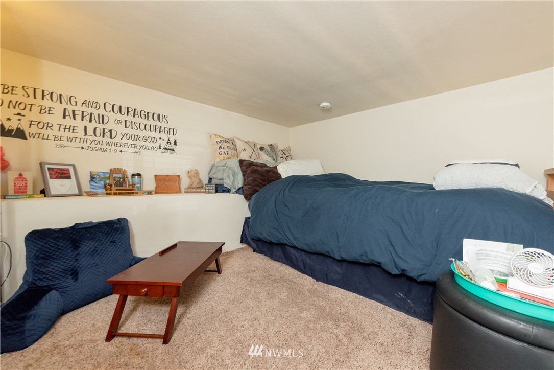 910 Gladstone Street, Unit 309 Bellingham, WA 98229 - Photo 18 of 25 a living room with furniture and a lamp