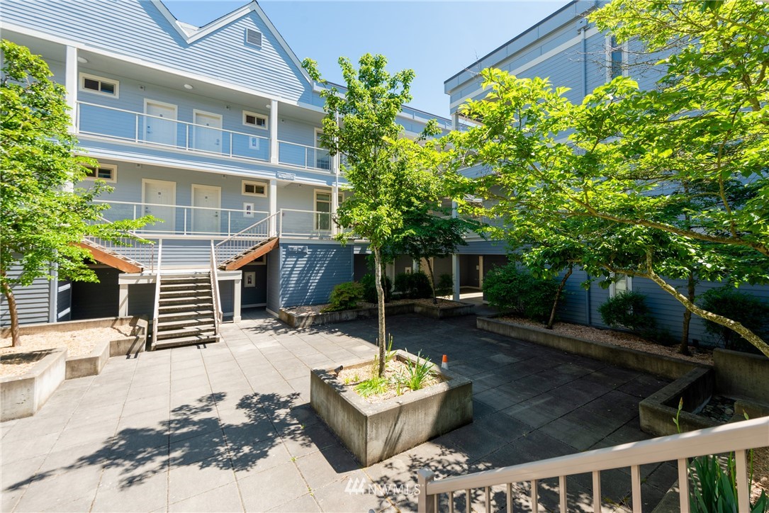 910 Gladstone Street, Unit 309 Bellingham, WA 98229 - Photo 23 of 25 a backyard of a house with seating space