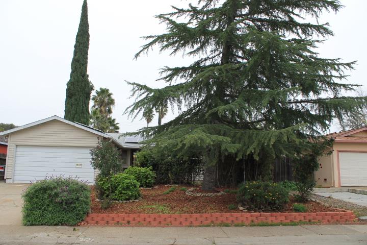 10433 Rockingham Drive Rancho Cordova, CA 95670 - Photo 2 of 34 a front view of a house with a tree