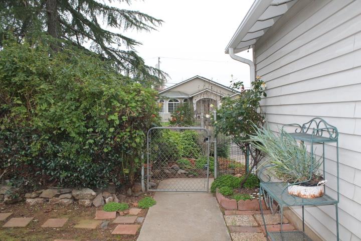 10433 Rockingham Drive Rancho Cordova, CA 95670 - Photo 27 of 34 a front view of a house with a garden