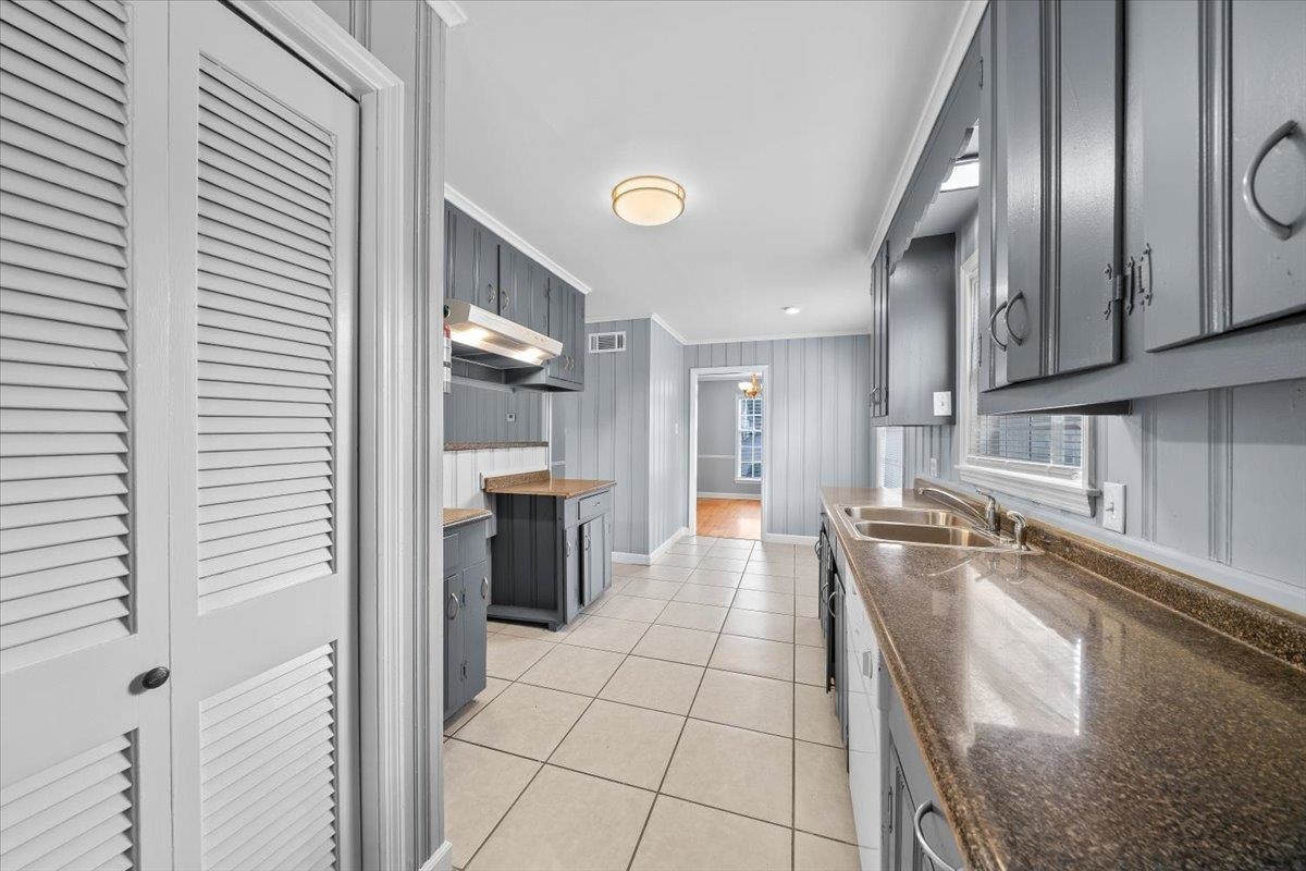 5343 Quince Road Memphis, TN 38119 - Photo 11 of 33 a kitchen with granite countertop a sink and cabinets