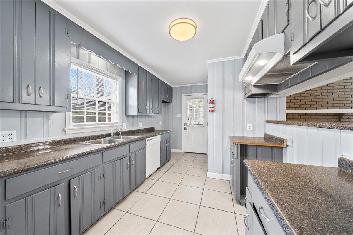 5343 Quince Road Memphis, TN 38119 - Photo 13 of 33 a kitchen with a sink and cabinets