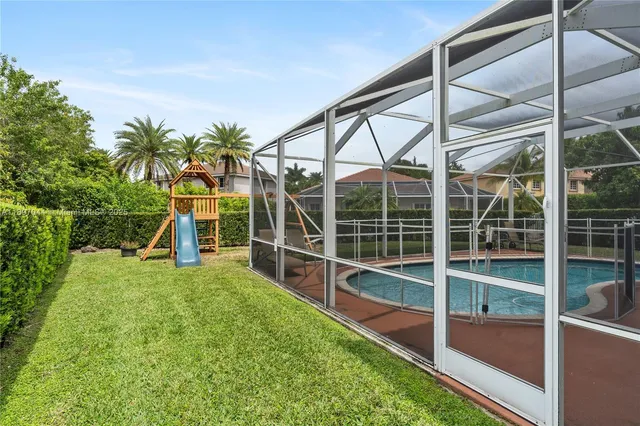 a view of a backyard