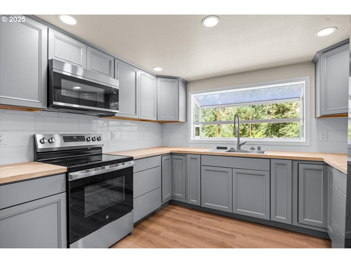 181 Oak Hollow Road Riddle, OR 97469 - Photo 7 of 24