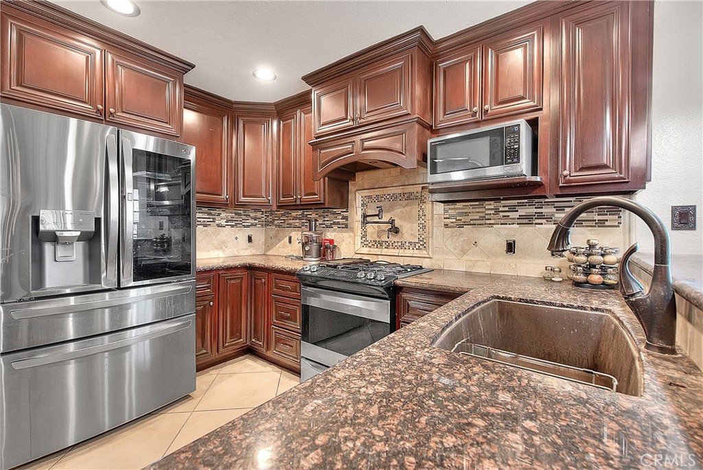 941 West F Street Colton, CA 92324 - Photo 11 of 36