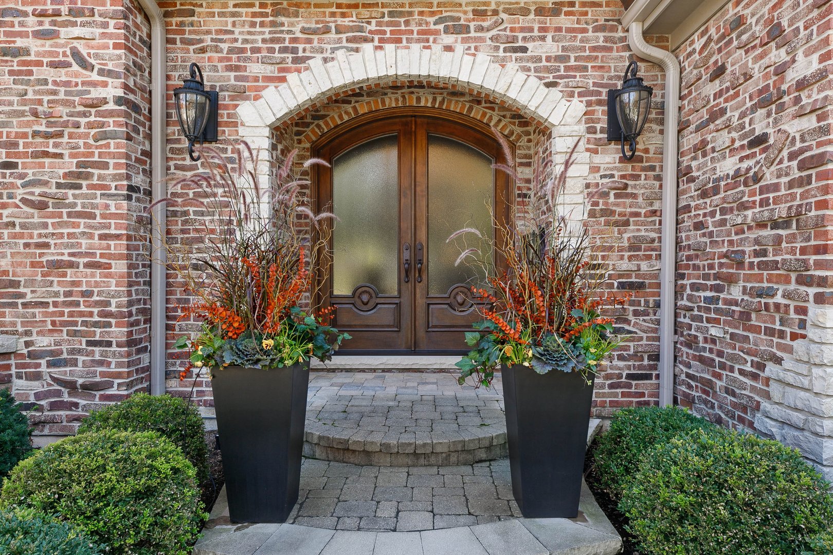 992 Sylvan Circle Naperville, IL 60540 - Photo 3 of 36 a close view of a house with a garden