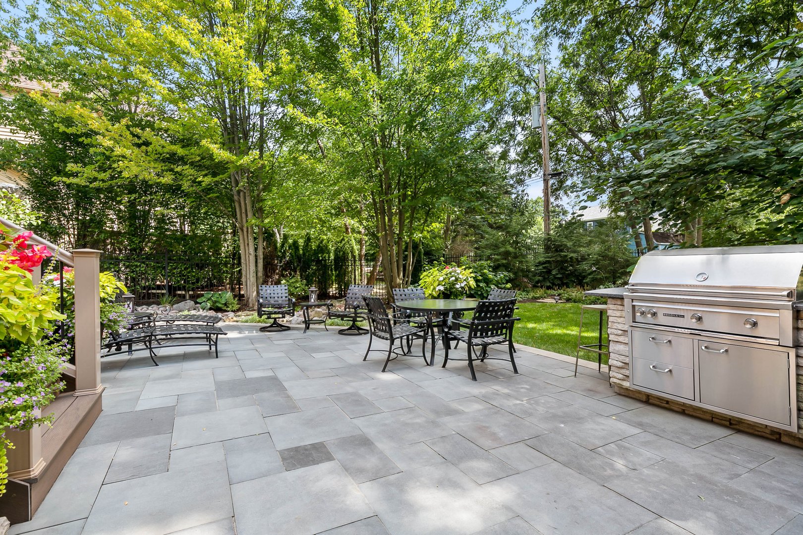 992 Sylvan Circle Naperville, IL 60540 - Photo 32 of 36 a view of a sitting area with chairs and table in a patio