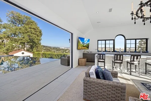 $225,000 | 8159 Hollywood Boulevard, Los Angeles, CA 90069