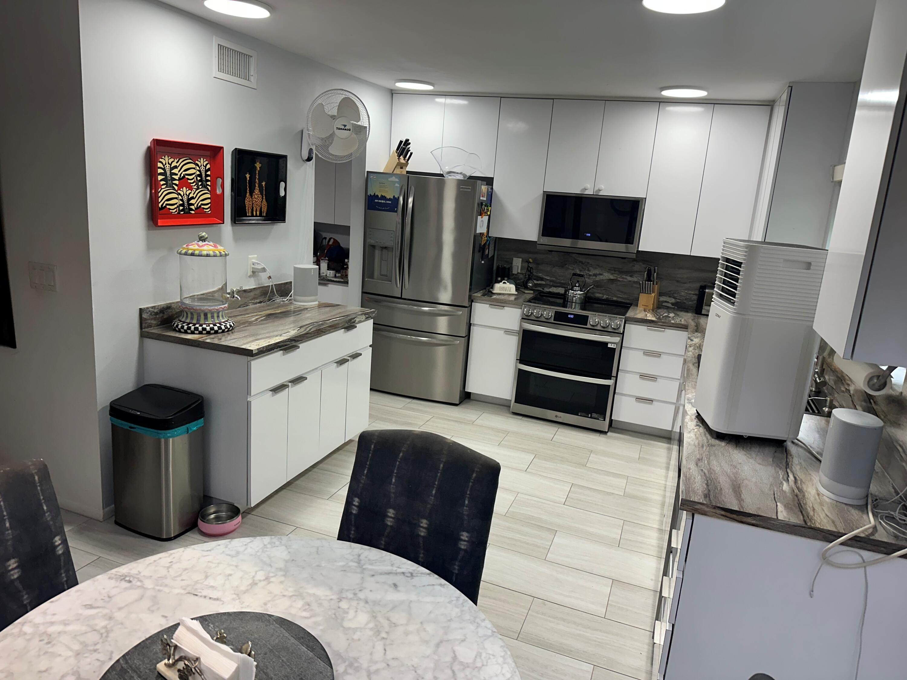 7362 Woodmont Court Boca Raton, FL 33434 - Photo 5 of 14 kitchen