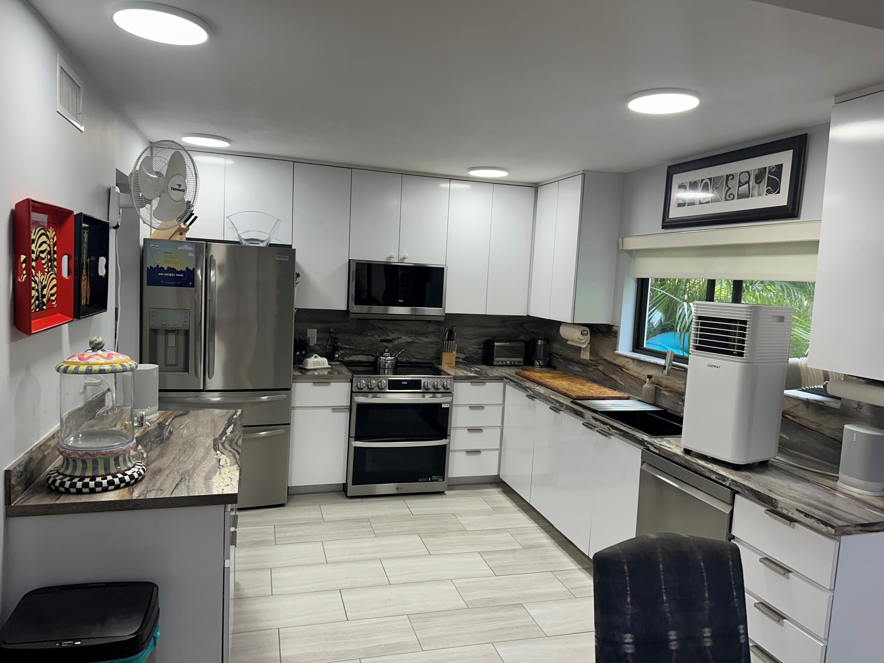 7362 Woodmont Court Boca Raton, FL 33434 - Photo 6 of 14 kitchen 2