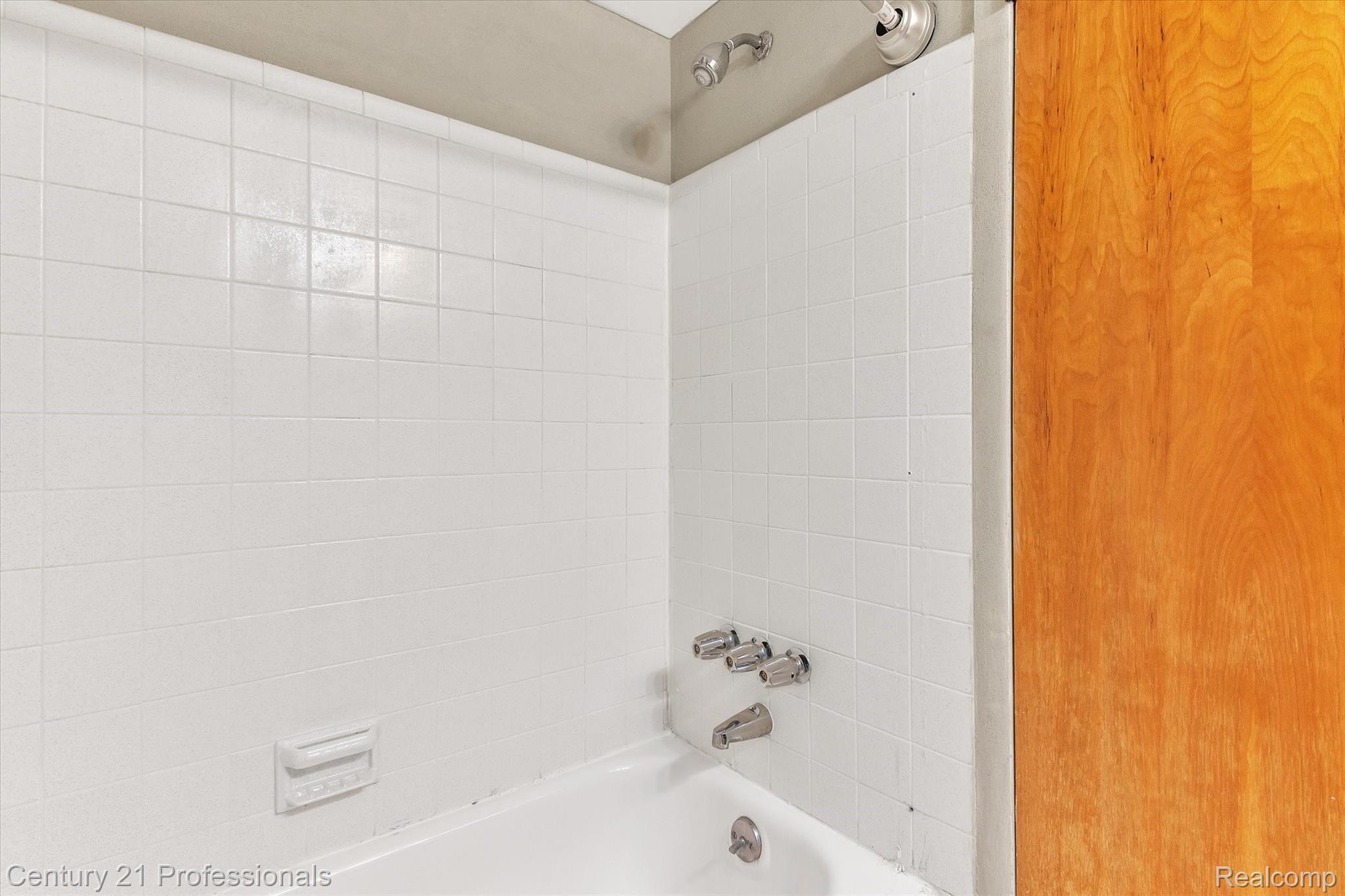 637 Oakbrook West Rochester, MI 48307 - Photo 26 of 45 24-637-Oakbrook-WindowStill-Real-Estate-Photography-25.jpg