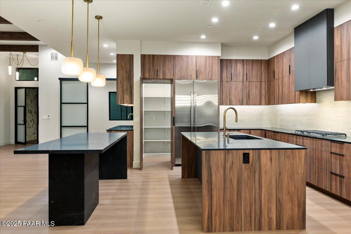125 Rotonda Way Prescott, AZ 86301 - Photo 18 of 38 a kitchen with kitchen island granite countertop a sink and refrigerator