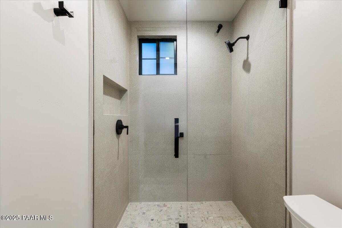125 Rotonda Way Prescott, AZ 86301 - Photo 36 of 43 31-Suite 2 shower