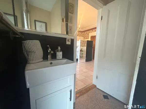 $1,250 | 40 Franklin Street, Unit 8, New London, CT 06320