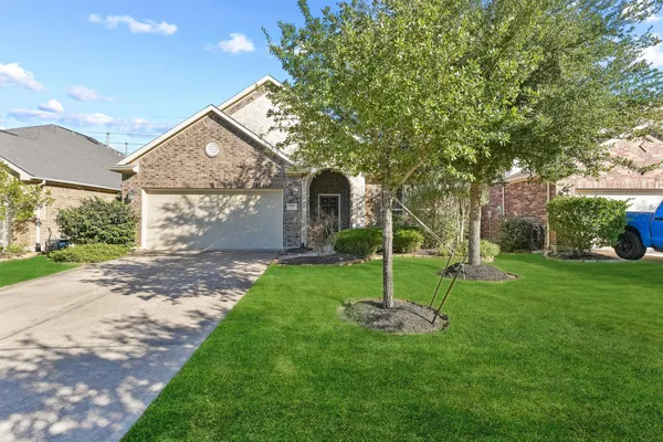 a view of a yard with a house