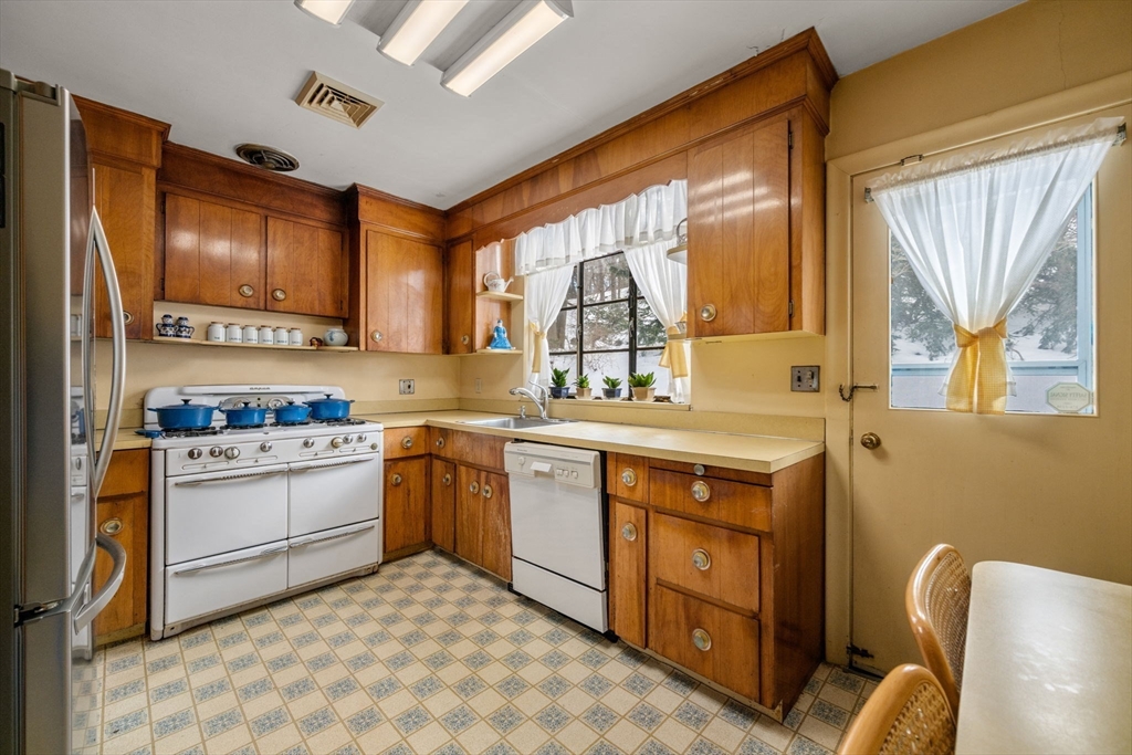 130 Fairway Road Brookline, MA 02467 - Photo 14 of 28