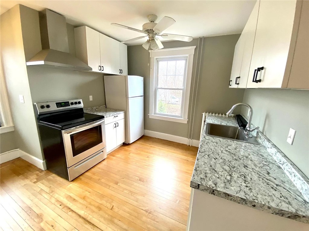 31 Bayside Avenue, Unit 3 Newport, RI 02840 - Photo 2 of 11
