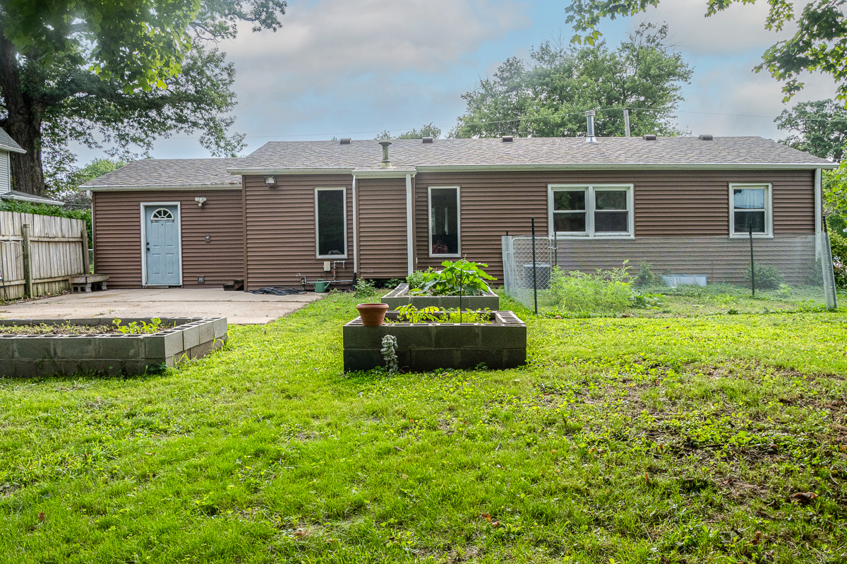 810 42nd Street Moline, IL 61265 - Photo 2 of 32