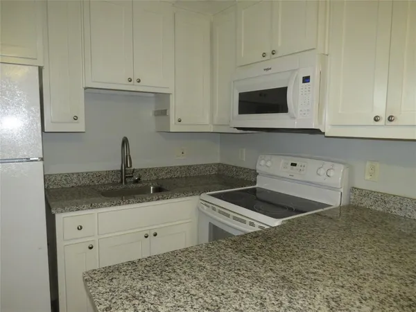 $825 | 1026 Thomas Street, Denton, TX 76201