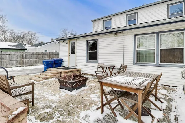 $350,000 | 18219 West Big Oaks Road, Grayslake, IL 60030