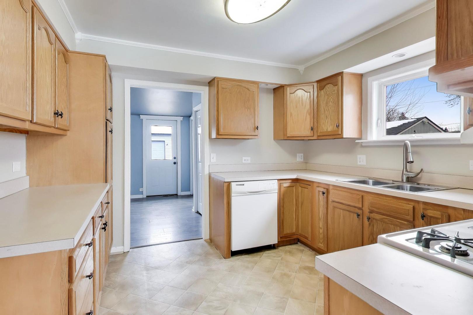 18219 West Big Oaks Road Grayslake, IL 60030 - Photo 7 of 37