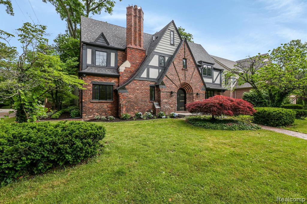 815 Rivenoak Street Birmingham, MI 48009 - Photo 4 of 57