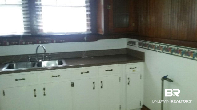 556 Williams Street Mobile, AL 36606 - Photo 15 of 22 Easy clean tile on lower parts of wall.