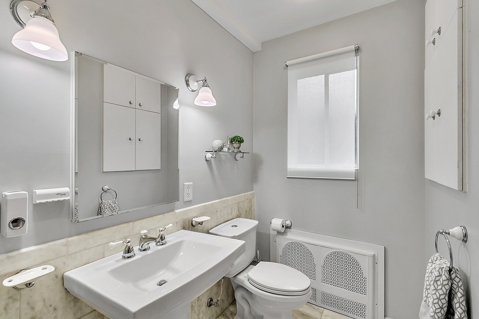 595 East Parkway Road Riverside, IL 60546 - Photo 11 of 35 a bathroom with a toilet sink and mirror